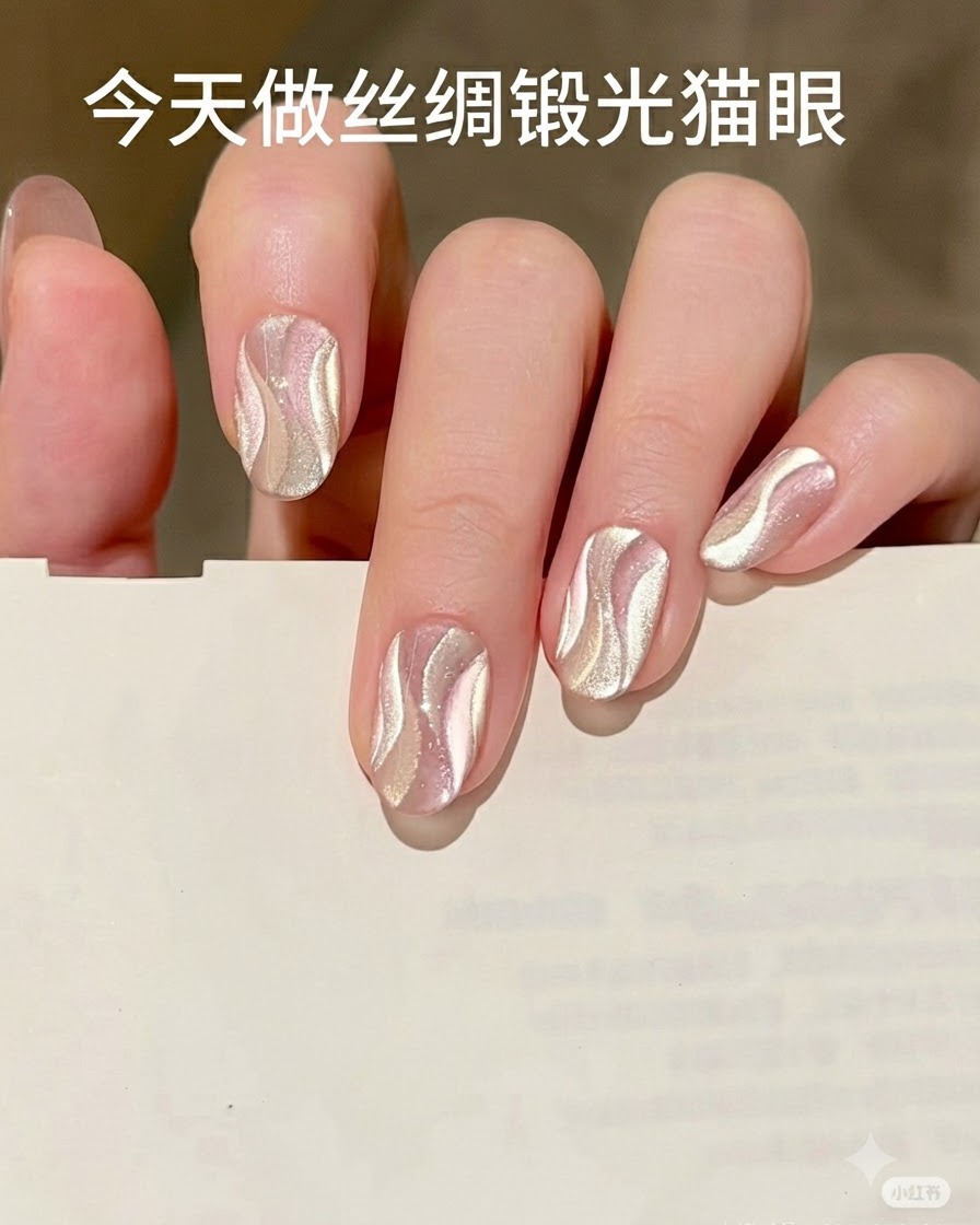 Des ongles en cours de catalyse sous la lumière violette dune lampe UV professionnelle pour ongles.
