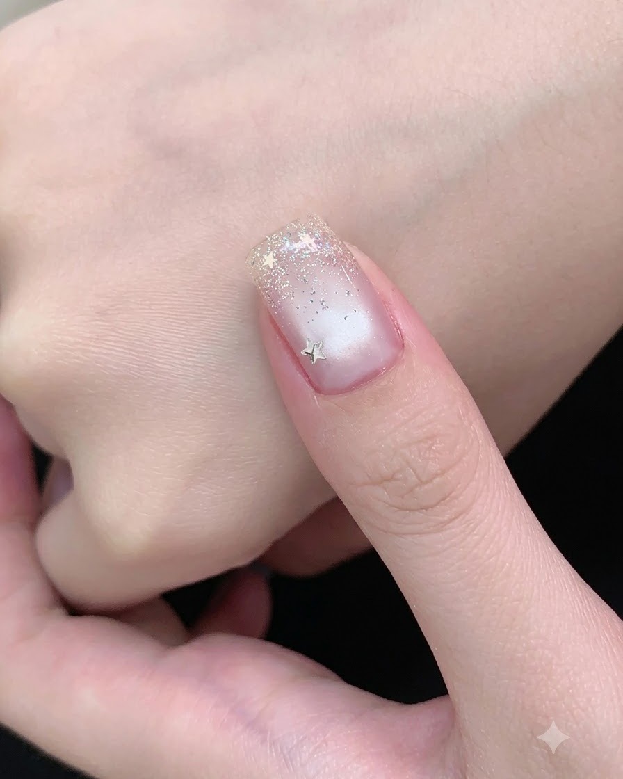 Une baguette aimantée se déplaçant davant en arrière au-dessus dun ongle recouvert de gel cat-eye frais.