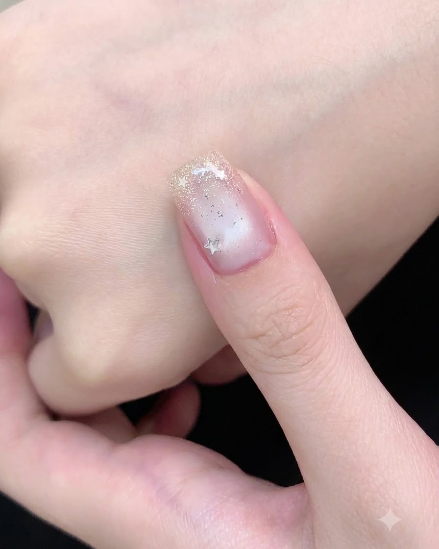 Une main reposant à lintérieur dune lampe à ongles UV rose pour catalyser le vernis gel cat-eye.
