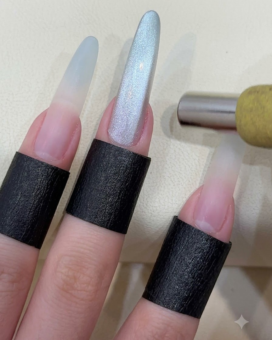 Un aimant cylindrique tenu au-dessus dun ongle long manucuré pour façonner les particules magnétiques.