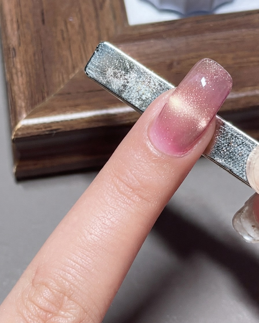 Un aimant large placé sous le bout de longle pour produire un motif cat-eye en forme de ligne de crevette.
