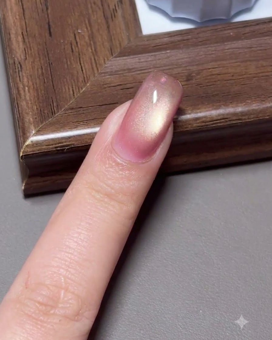 Un onglet fini avec un reflet lumineux tridimensionnel en forme de boule de verre cat-eye.