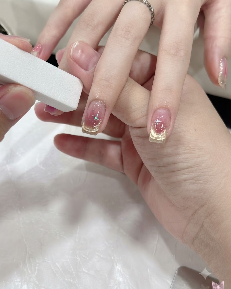 Une main faisant catalyser ses ongles sous une mini lampe UV/LED compacte.