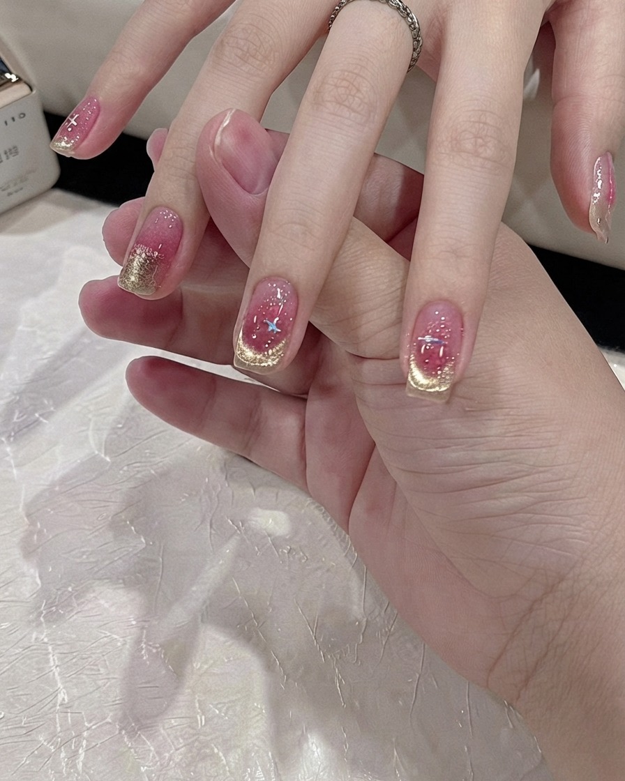 Un pinceau de nettoyage fin perfectionnant la forme dune pointe French en gel cat-eye doré.