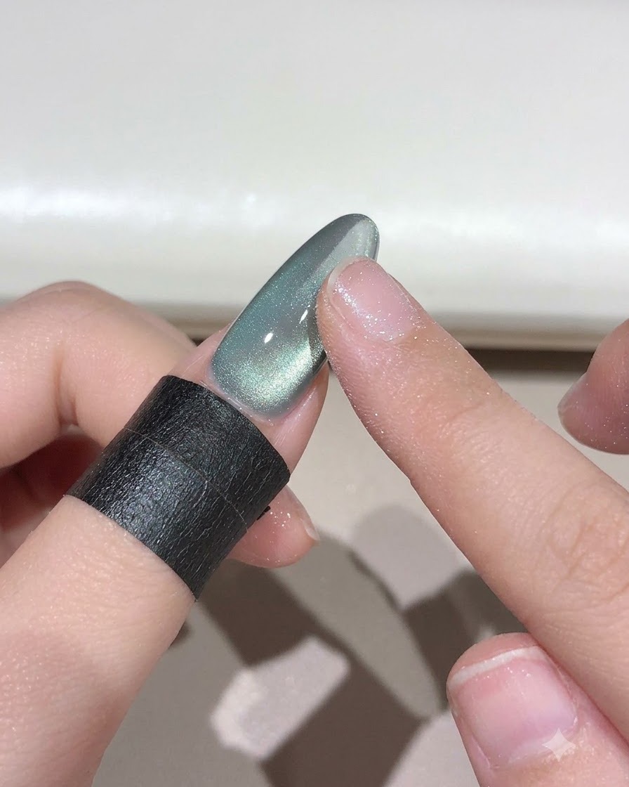 Un doigt frottant de la poudre magique sky-to-realm sur un ongle pour créer un effet dégradé.