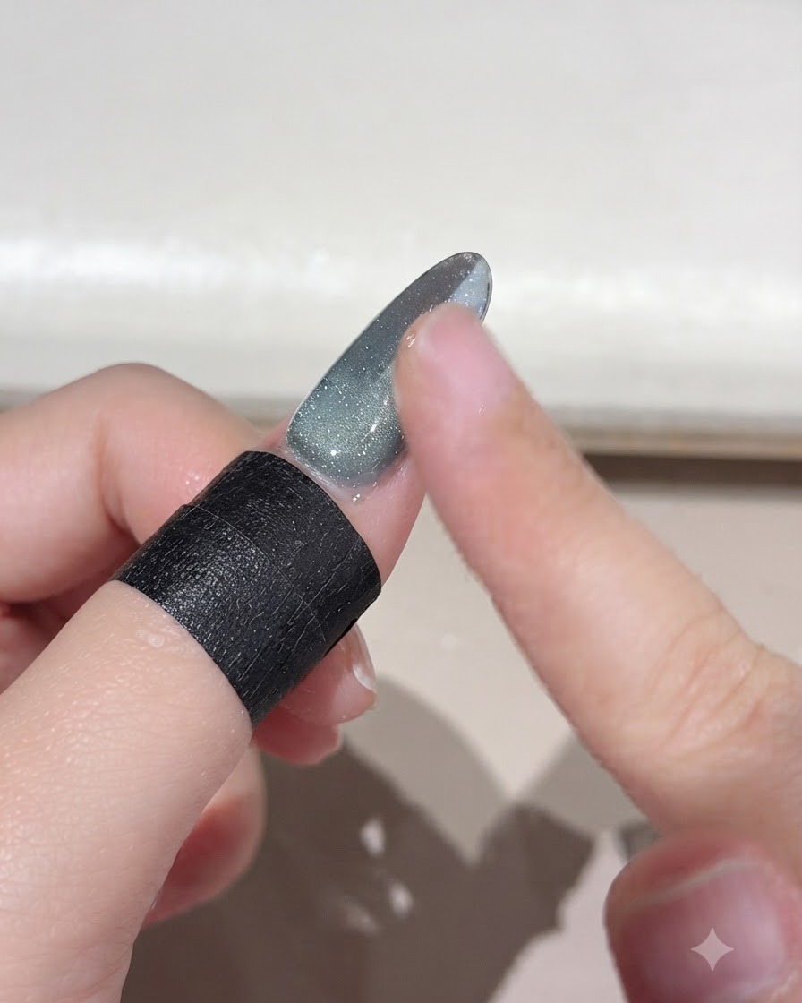 Un doigt balayant lexcédent de poudre magique libre de la surface dun ongle en dégradé.