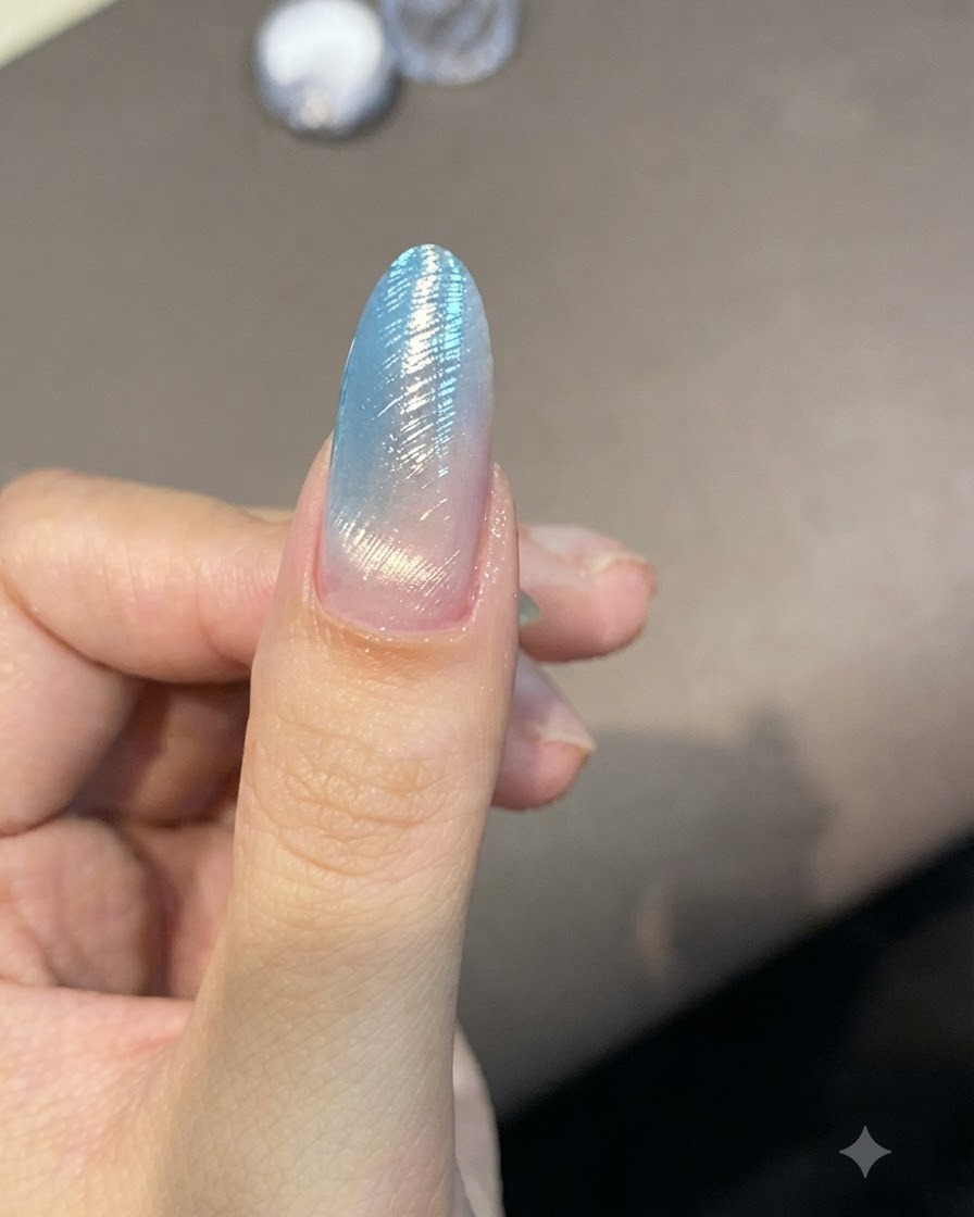 Un pinceau fin de détail créant de délicates lignes incurvées sur un ongle scintillant.