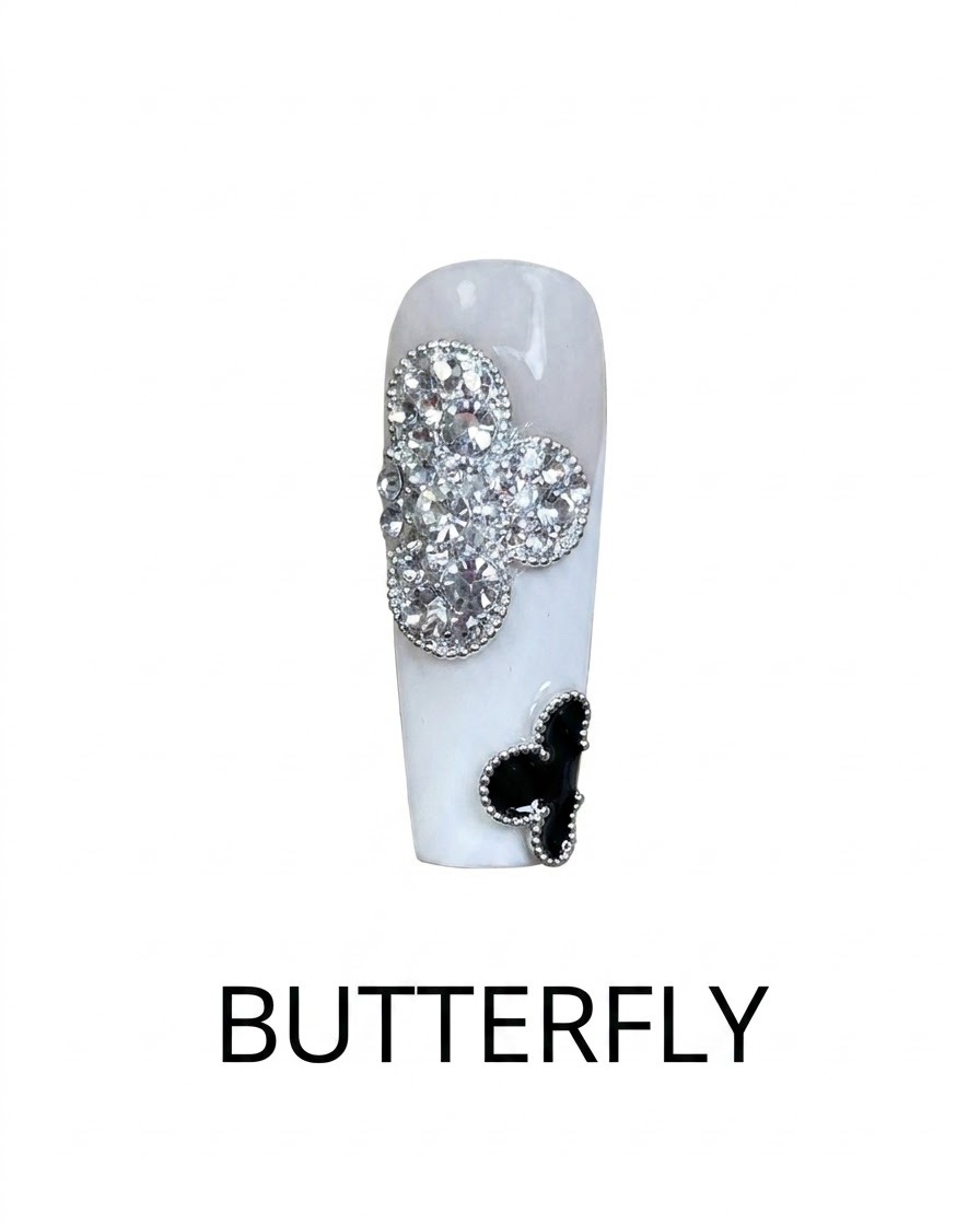 Vue en gros plan dun design dongle fini présentant un trèfle en strass pailleté argenté et un accent de trèfle noir.
