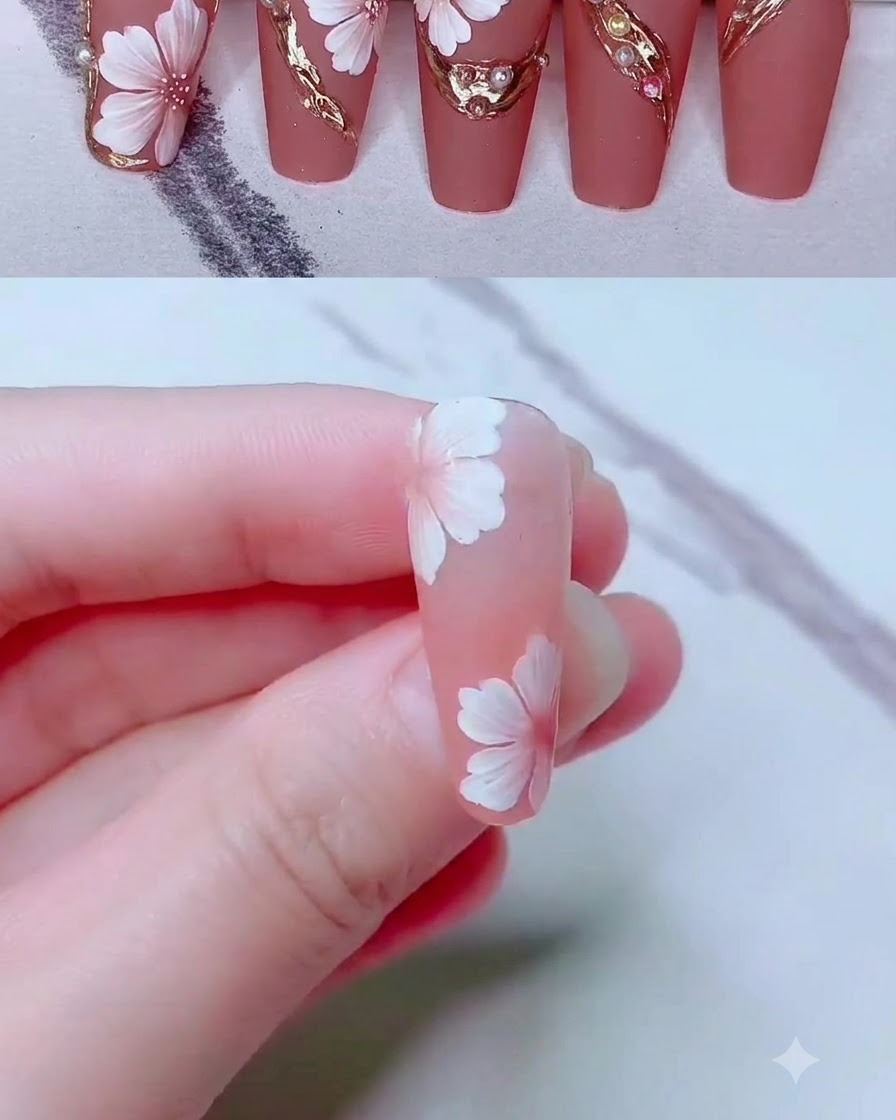 Un pinceau liner fin dessinant de délicates lignes en gel doré autour dun motif de nail art floral.