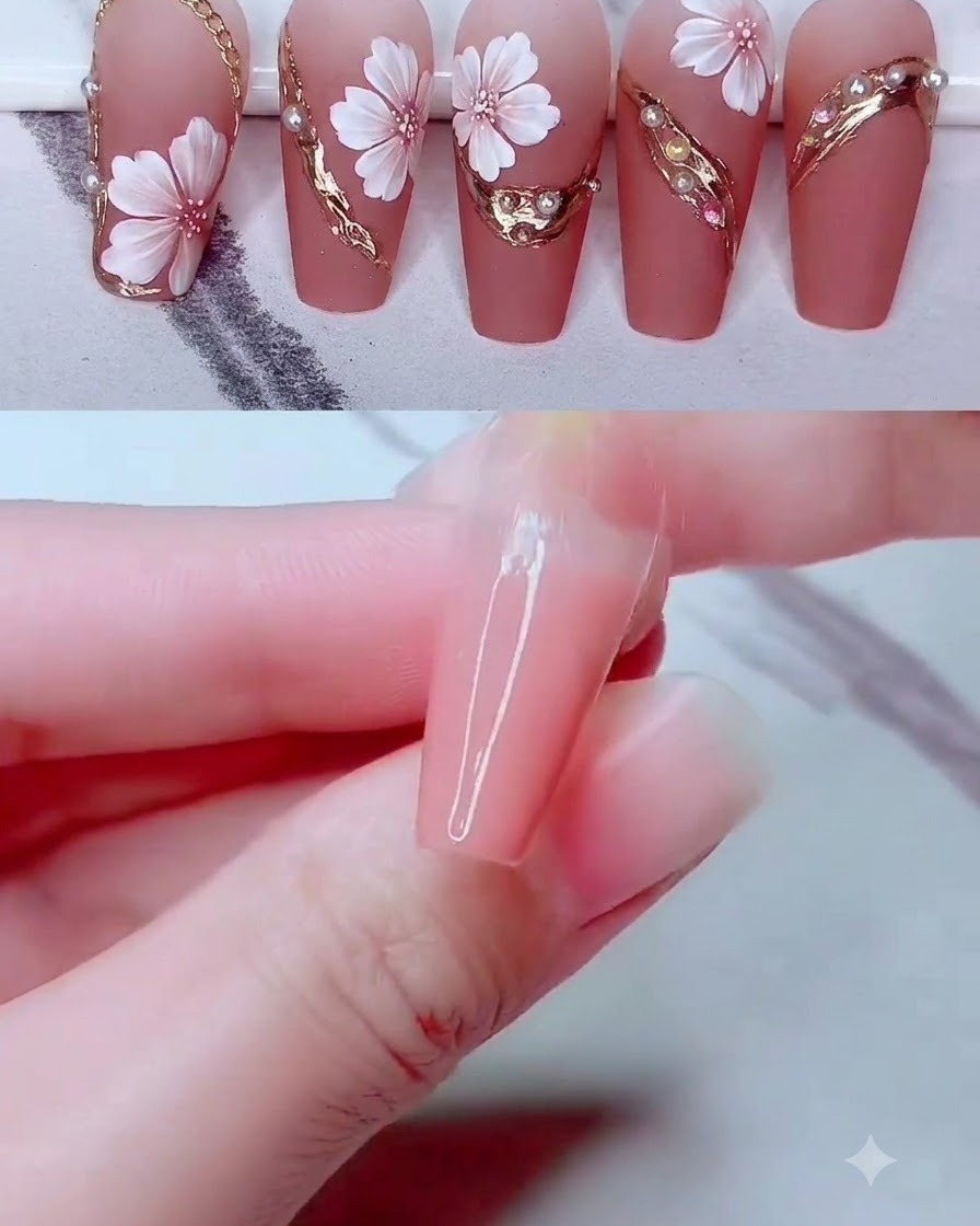 Points dadhésif en gel transparent appliqués le long dun cadre doré incurvé sur la surface décorée dun ongle.
