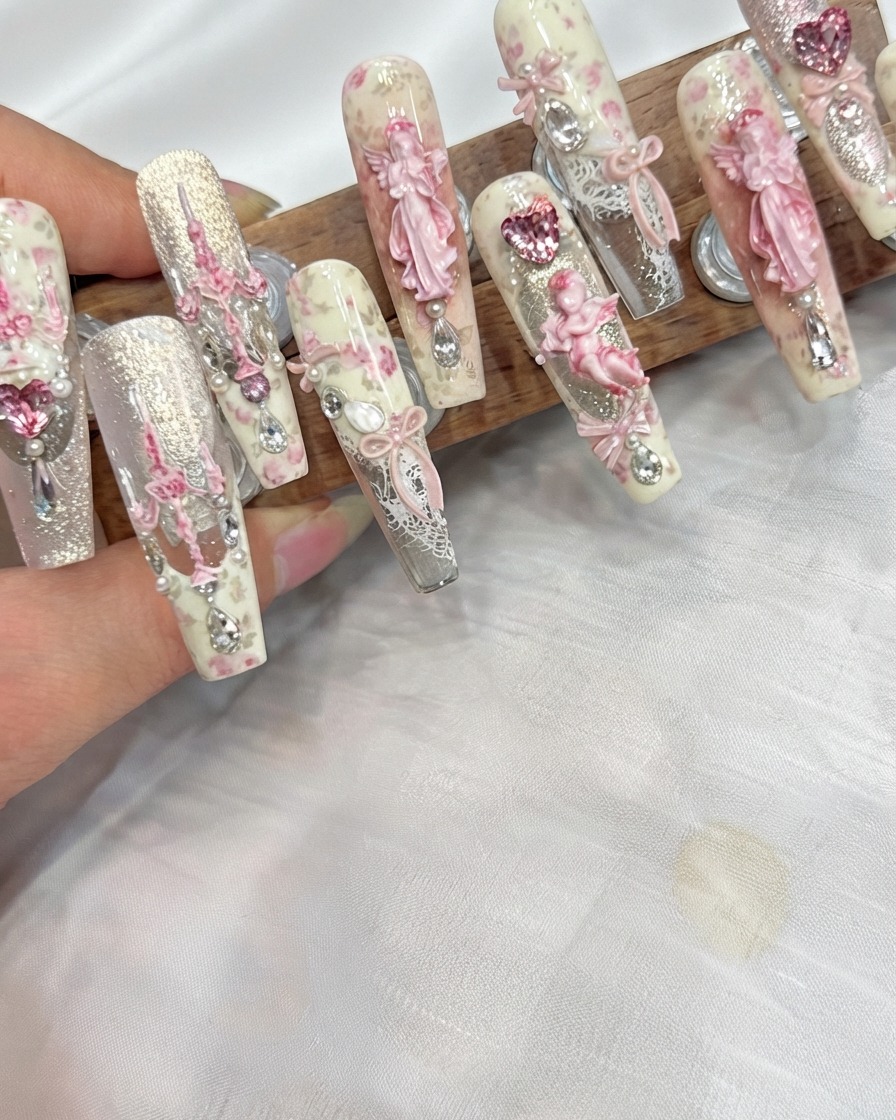 Un pinceau à ongle professionnel appliquant un gel de base doux transparent sur la surface de longle naturel.