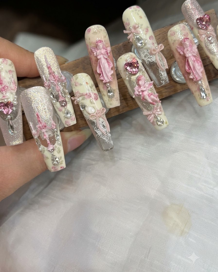 Un pinceau appliquant une couche lisse de finition mate sur le nail art floral.