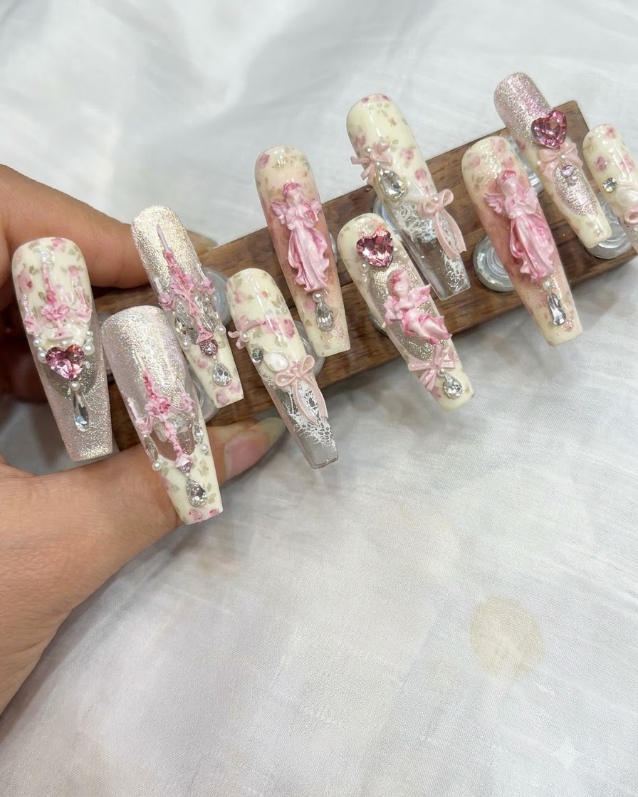Un applicateur éponge tamponnant du gel blush rose sur la zone de la pointe dun ongle manucuré.