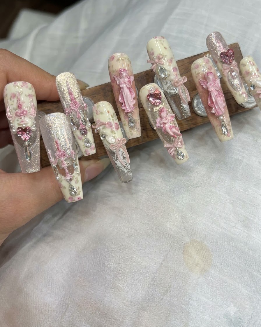 Un pinceau de détail fin appliquant de minuscules taches de gel pailleté au centre dun ongle décoré.