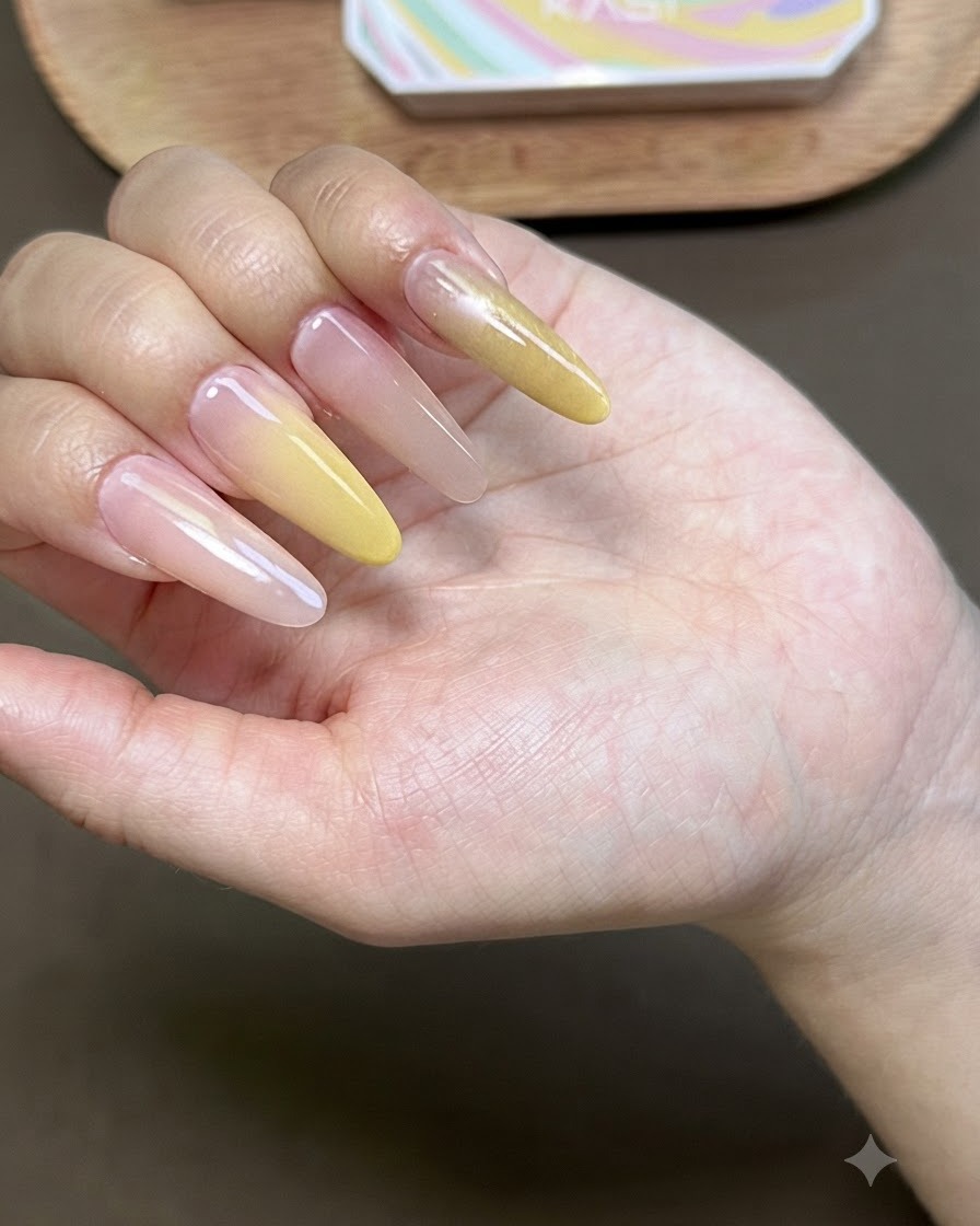 Une main avec du vernis gel cat-eye en train de catalyser sous une lampe à ongles UV.