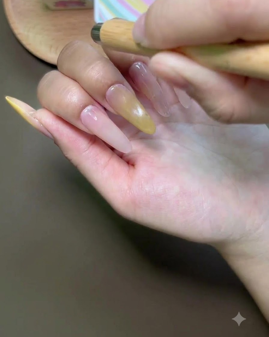 Un pinceau appliquant du vernis gel cat-eye sur longle de lindex.