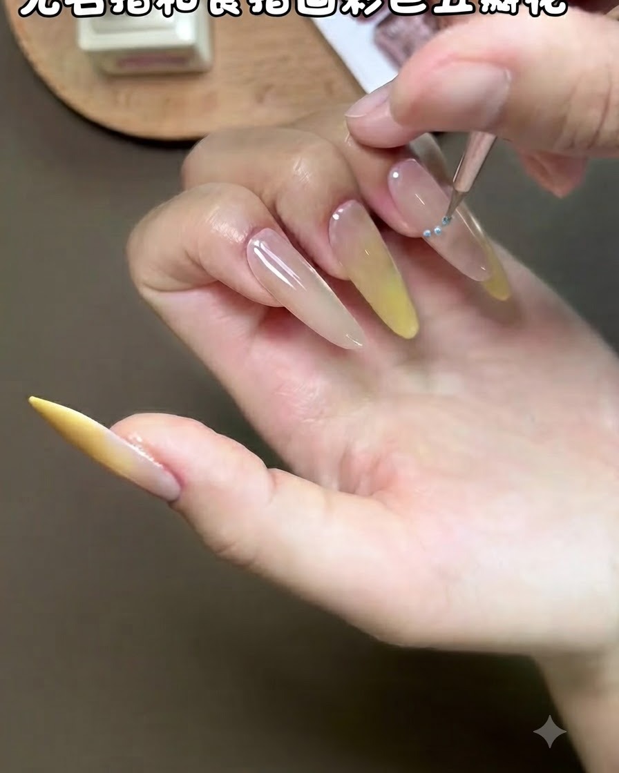 Un pinceau fin pour les détails détaillant soigneusement un petit design de pétale de fleur sur un ongle vernis.