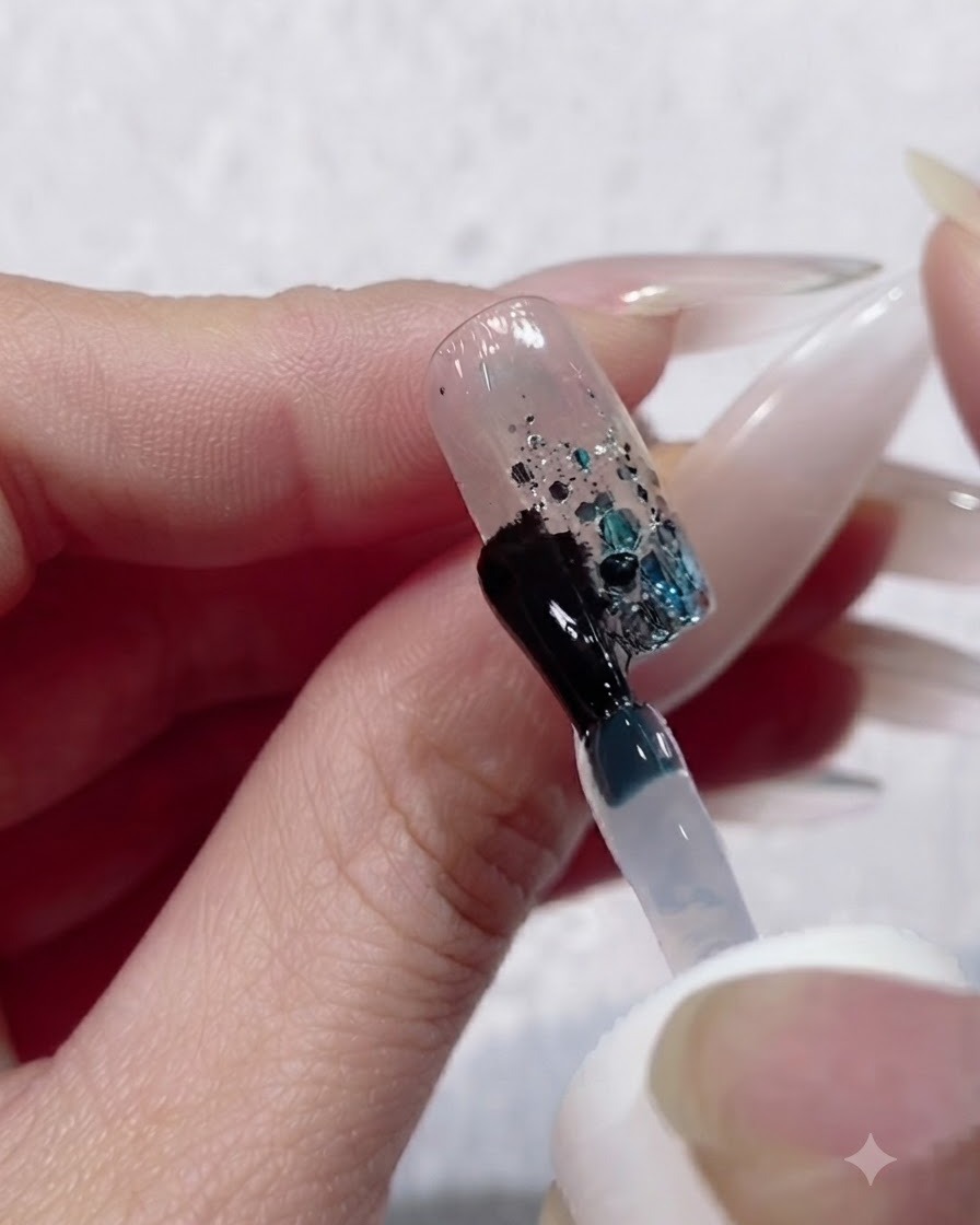 Une main placée à lintérieur dune lampe à ongles UV LED pour catalyser la couche de gel de construction sur un ongle.