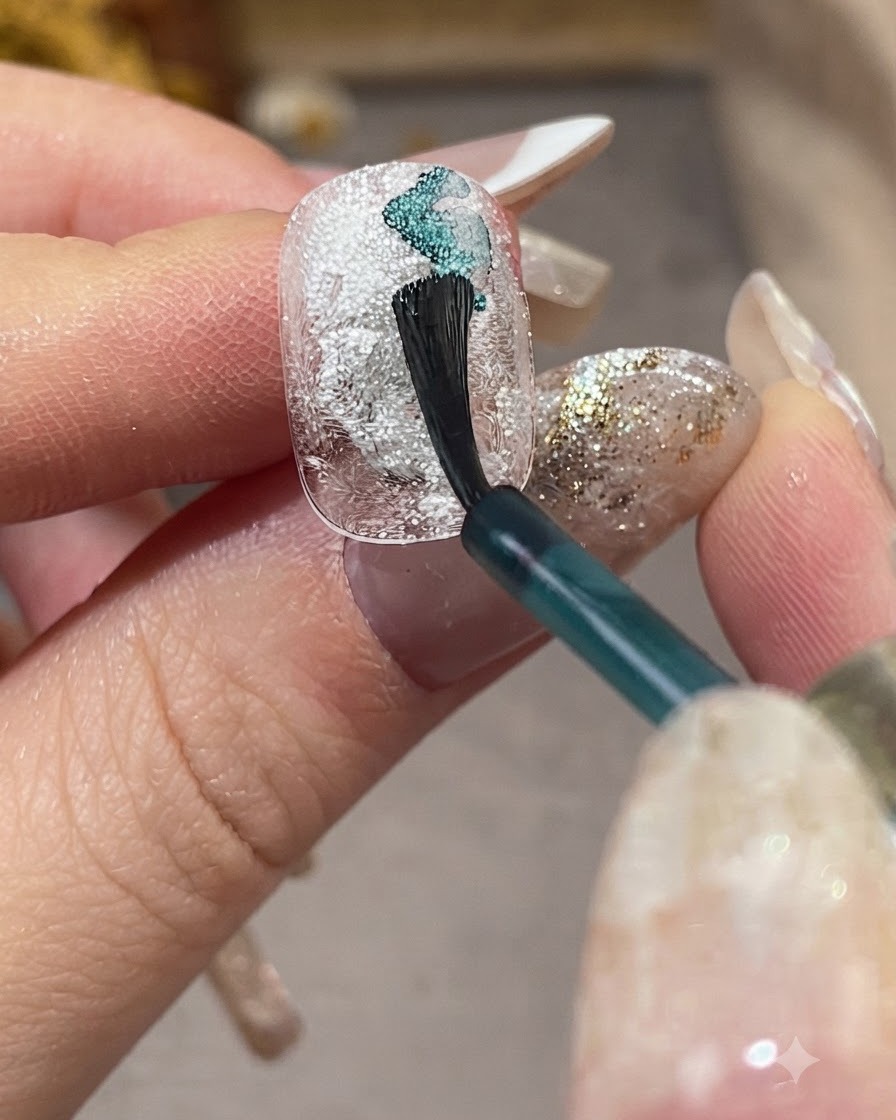 Un pinceau à ongle appliquant une encre de diffusion bleu clair en diagonale sur un ongle blanc texturé.