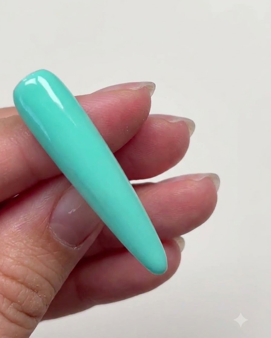 Une longue extension dongle stiletto entièrement recouverte dune couche lisse de gel de couleur vert menthe.