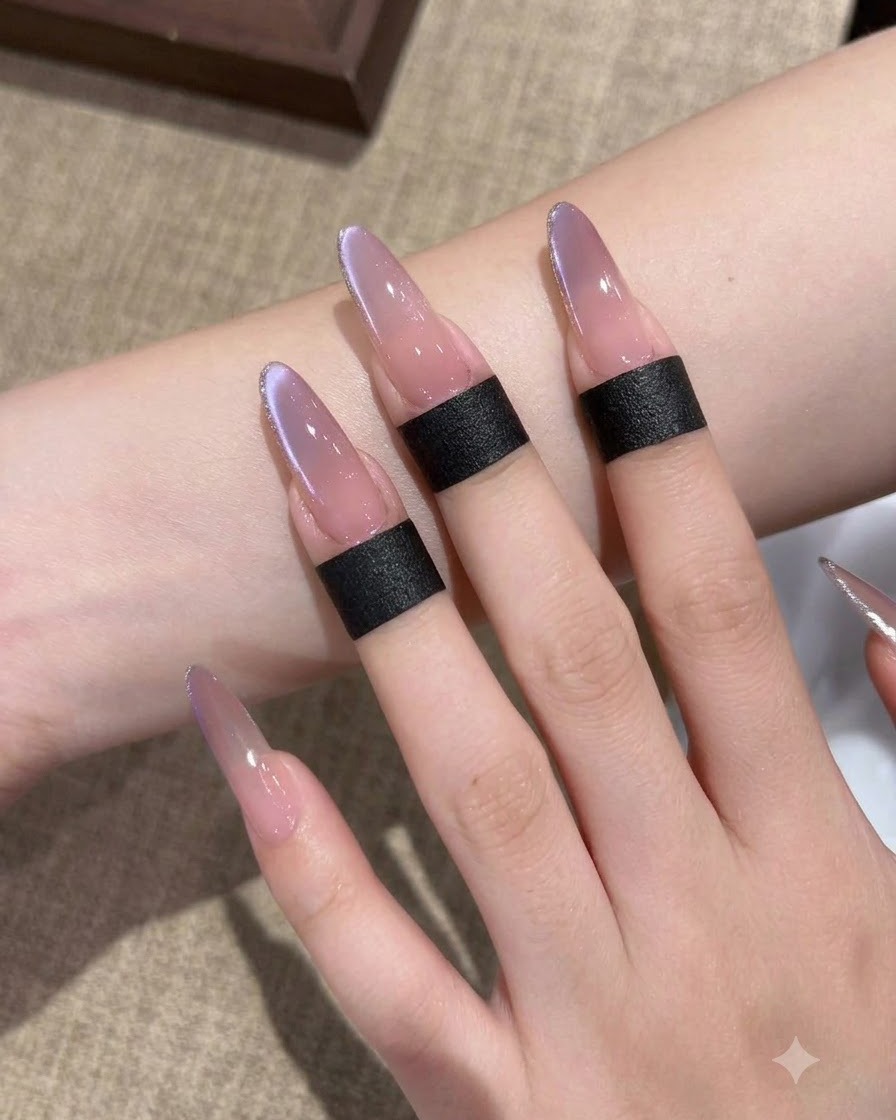 Un pinceau appliquant du gel de base transparent sur la surface dune extension dongle.