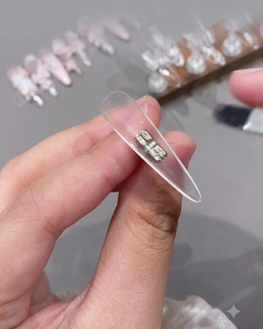 Un petit pinceau appliquant un top coat transparent sur la section creuse intérieure dune capsule dongle artificielle transparente.