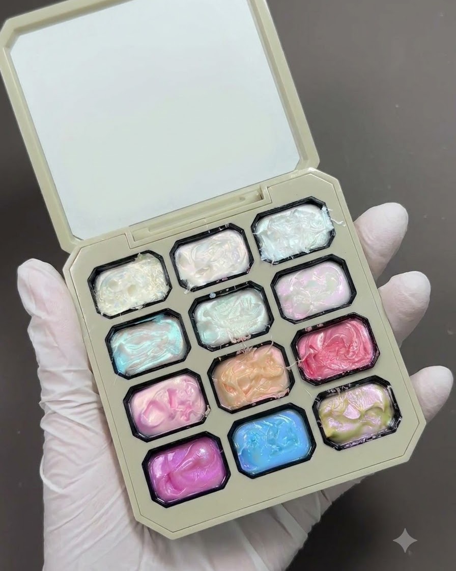 Une palette de nail art présentant divers pots de gel texture ultra-brillant colorés.