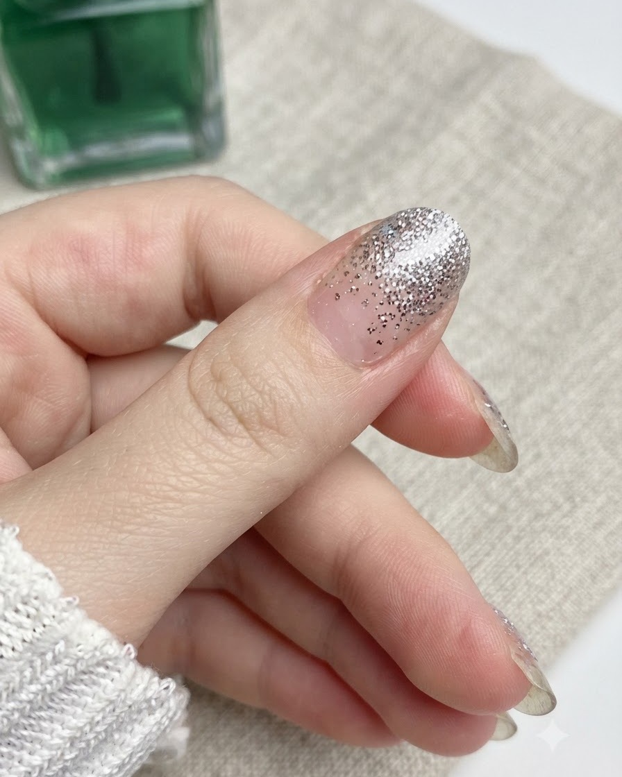 Une lime à ongles se déplaçant dans un mouvement descendant contre le bord dun ongle de pouce.