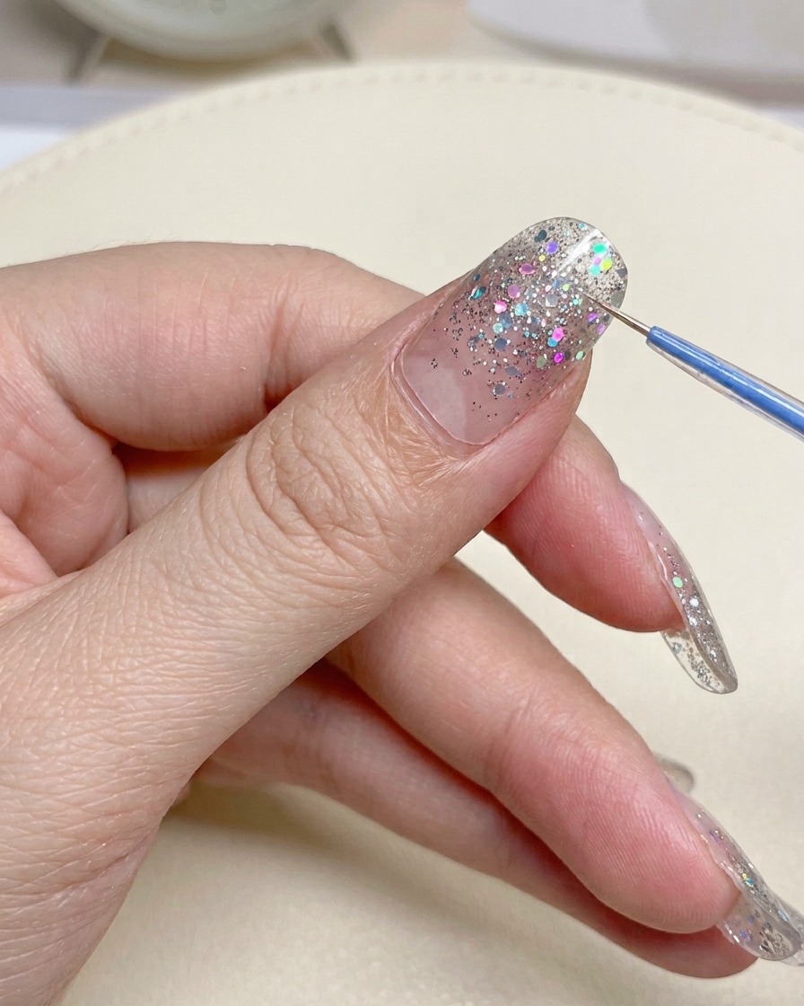 Un gros plan dun coupe-ongles en métal coupant lexcédent de bord dun sticker dongle.