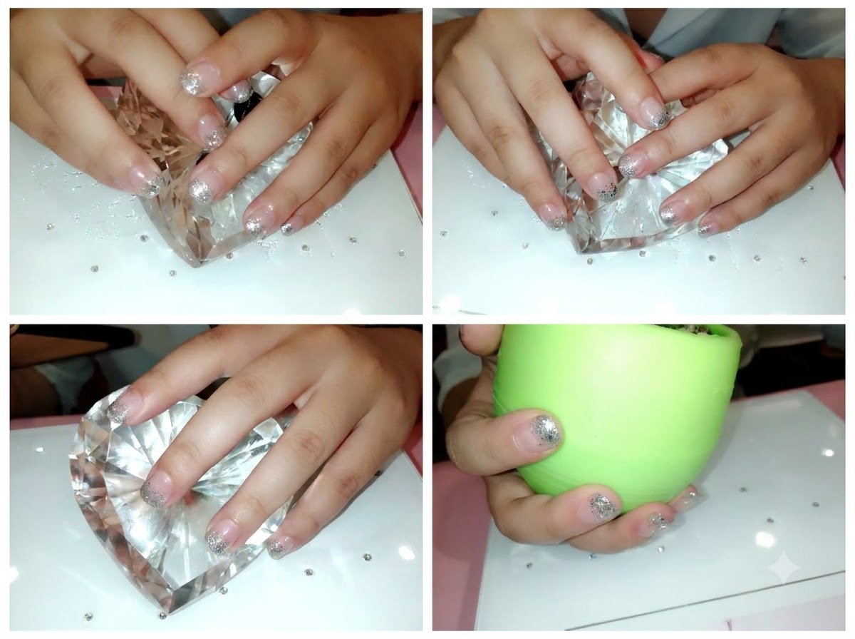 Gros plan de mains avec des ongles naturels préparés reposant sur un présentoir en forme de cœur.
