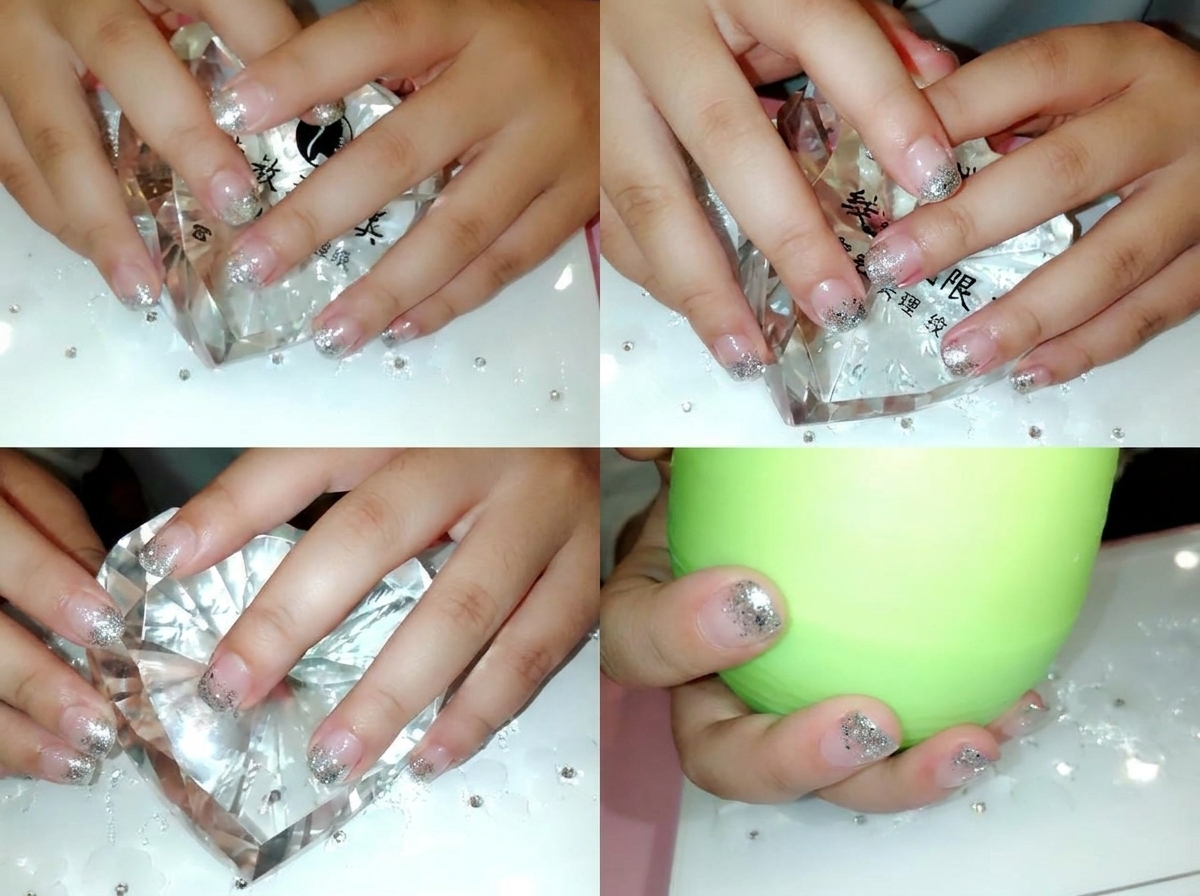 Utilisation de pinces de précision pour placer de petits cristaux transparents près de la ligne des cuticules.