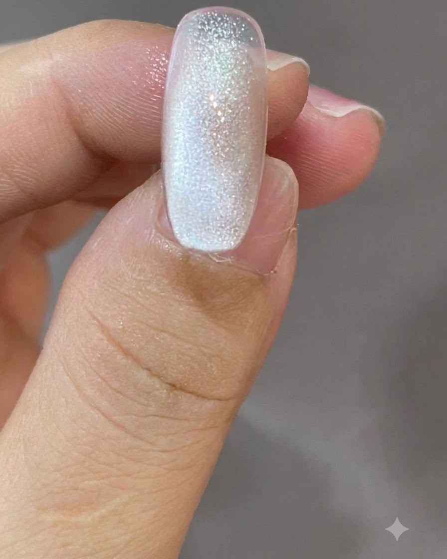 Un ongle cat-eye montrant un reflet en dégradé lisse allant du haut vers le bas.