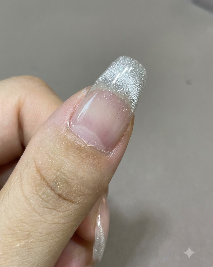 Des aimants placés symétriquement de chaque côté dun ongle pour créer un motif de nœud papillon dans le vernis cat-eye.