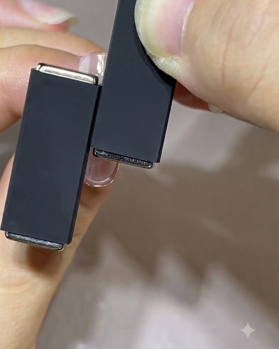 Deux aimants de tailles différentes tenus en main pour démontrer une technique multi-aimants.