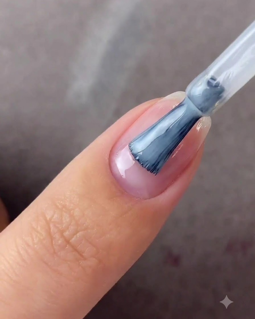 Un ongle positionné sous une lampe de catalysation UV ou LED bleue.