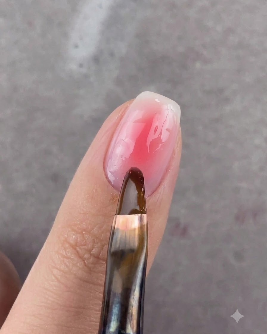 Un doigt placé à lintérieur dune lampe de catalysation bleue pour ongles UV ou LED.