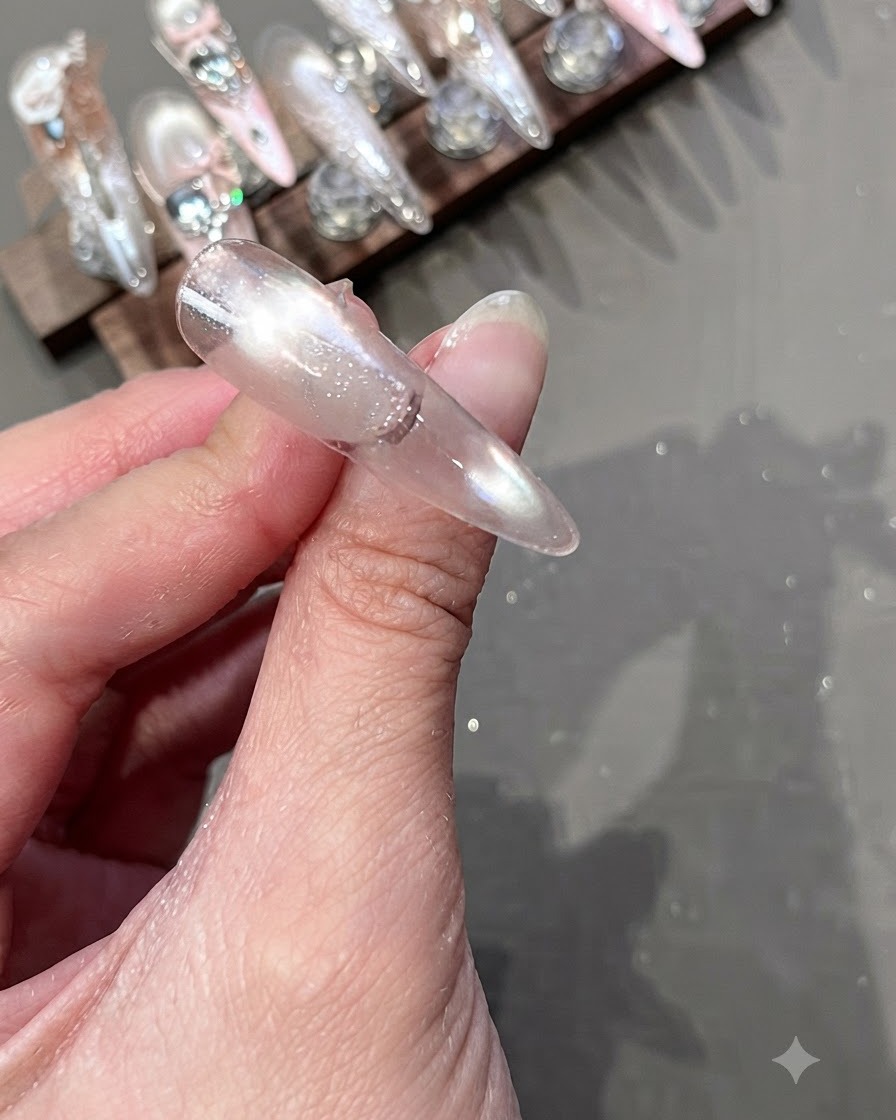 Une lingette nettoyante utilisée pour essuyer la surface dun ongle catalysé sur un présentoir.