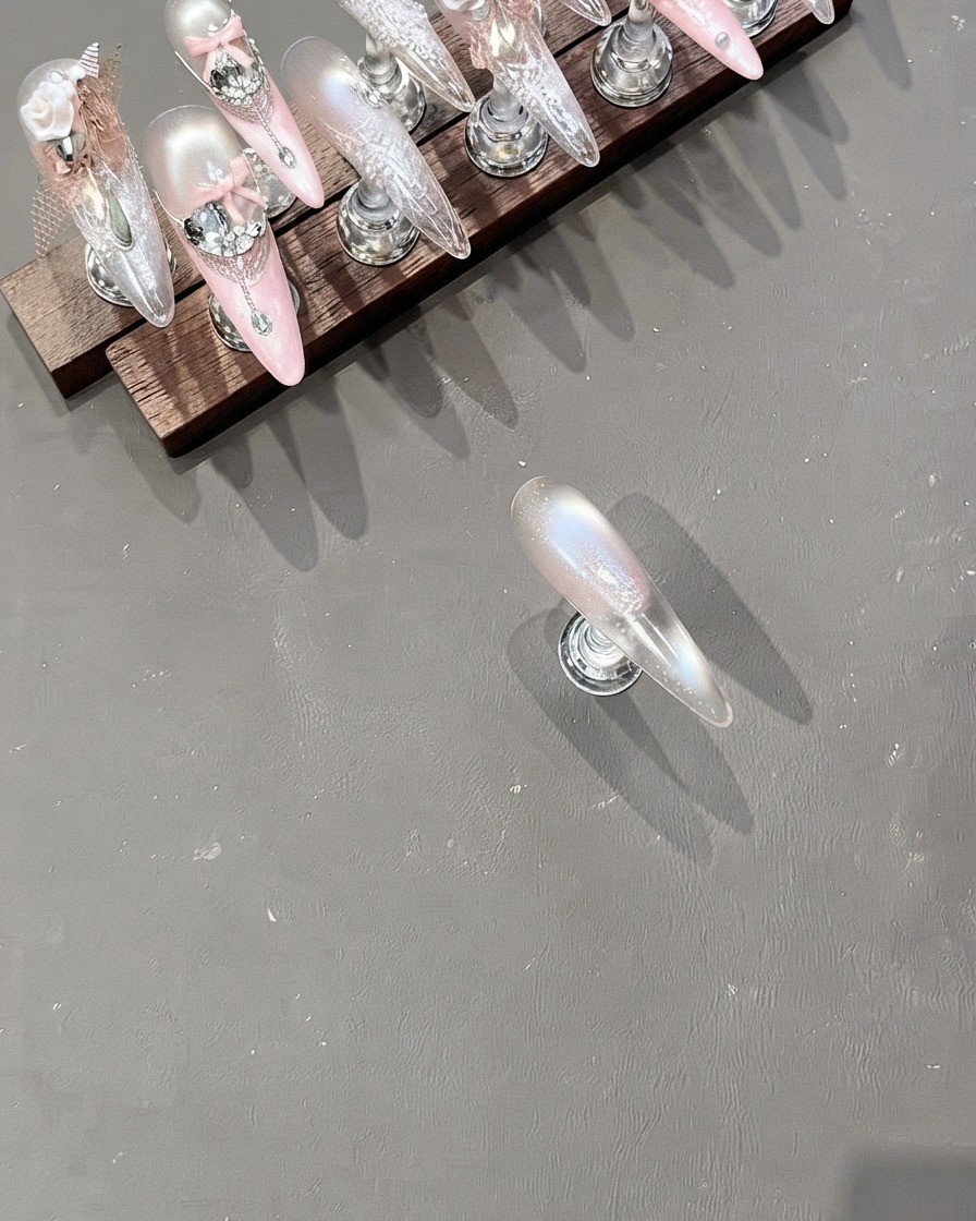 Un tampon en silicone transparent prélevant un motif blanc détaillé sur une plaque en métal gravée.