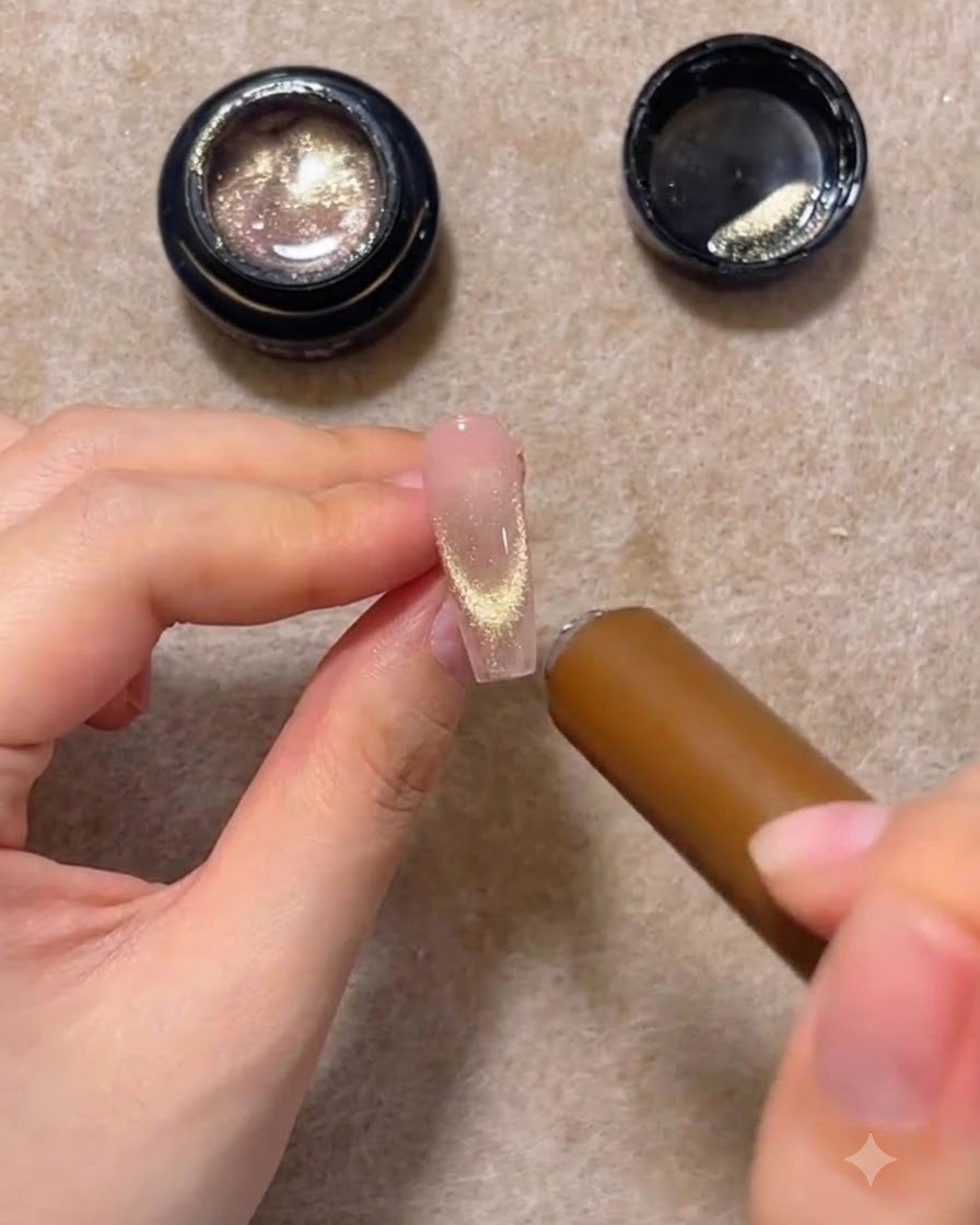 Une baguette magnétique cylindrique planant près de la pointe dune extension dongle, rassemblant les paillettes en une forme de U lumineuse.