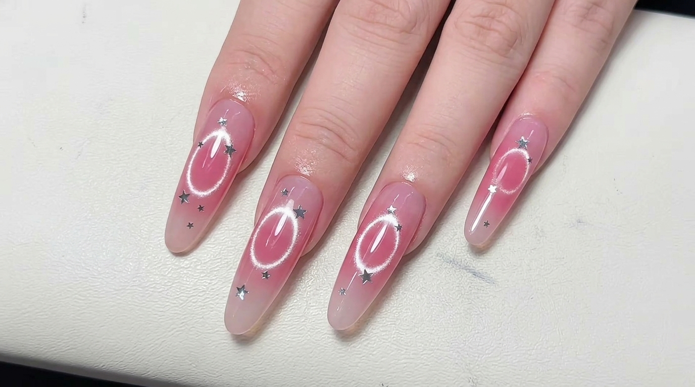 Ongles Blush Rose avec Œil de Chat Creux et Étoiles Argentées – Tutoriel Étape par Étape