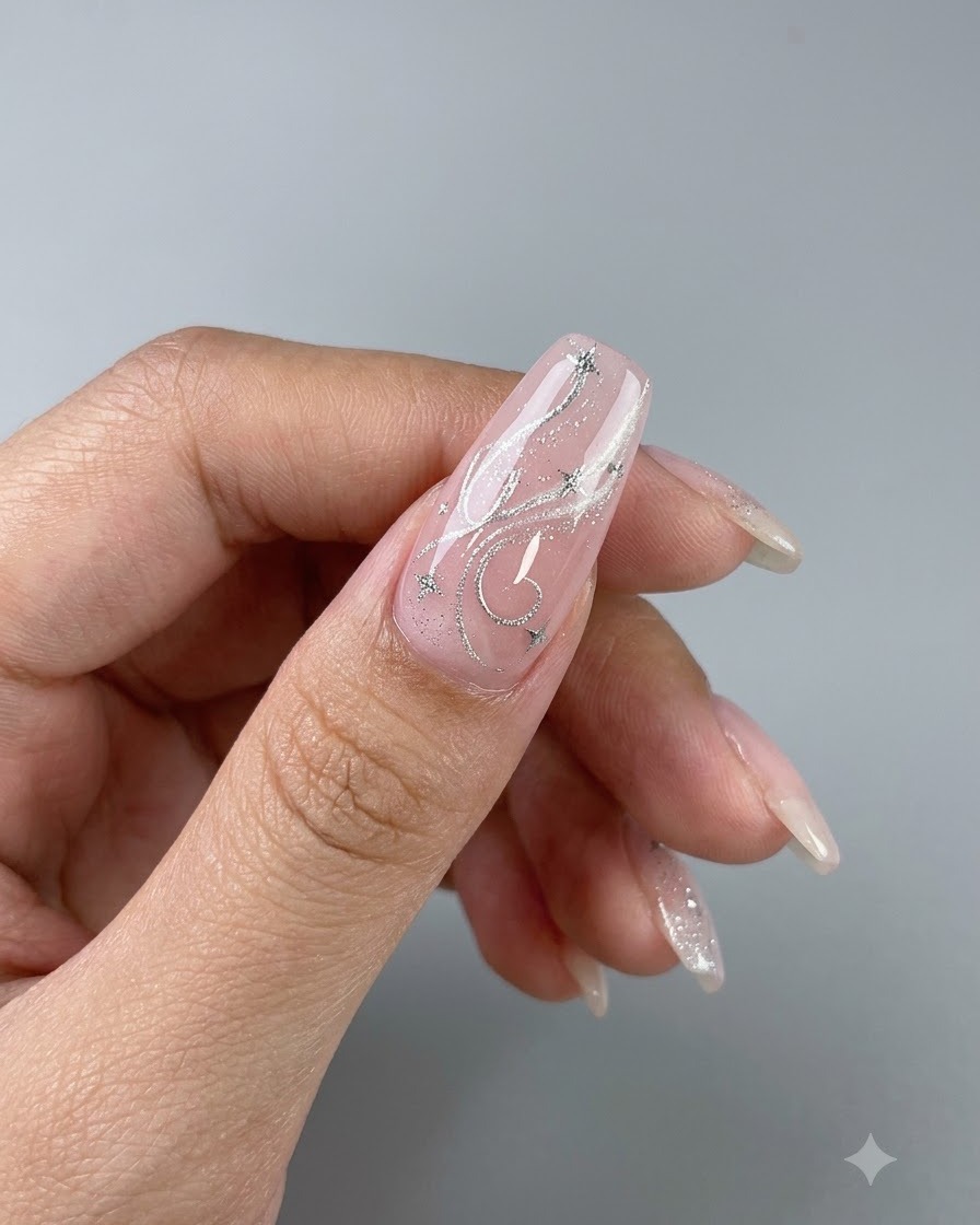 Un ongle en gel cat eye terminé montrant un effet de perle de verre central lumineux et concentré avec des accents de nail art en étoile.