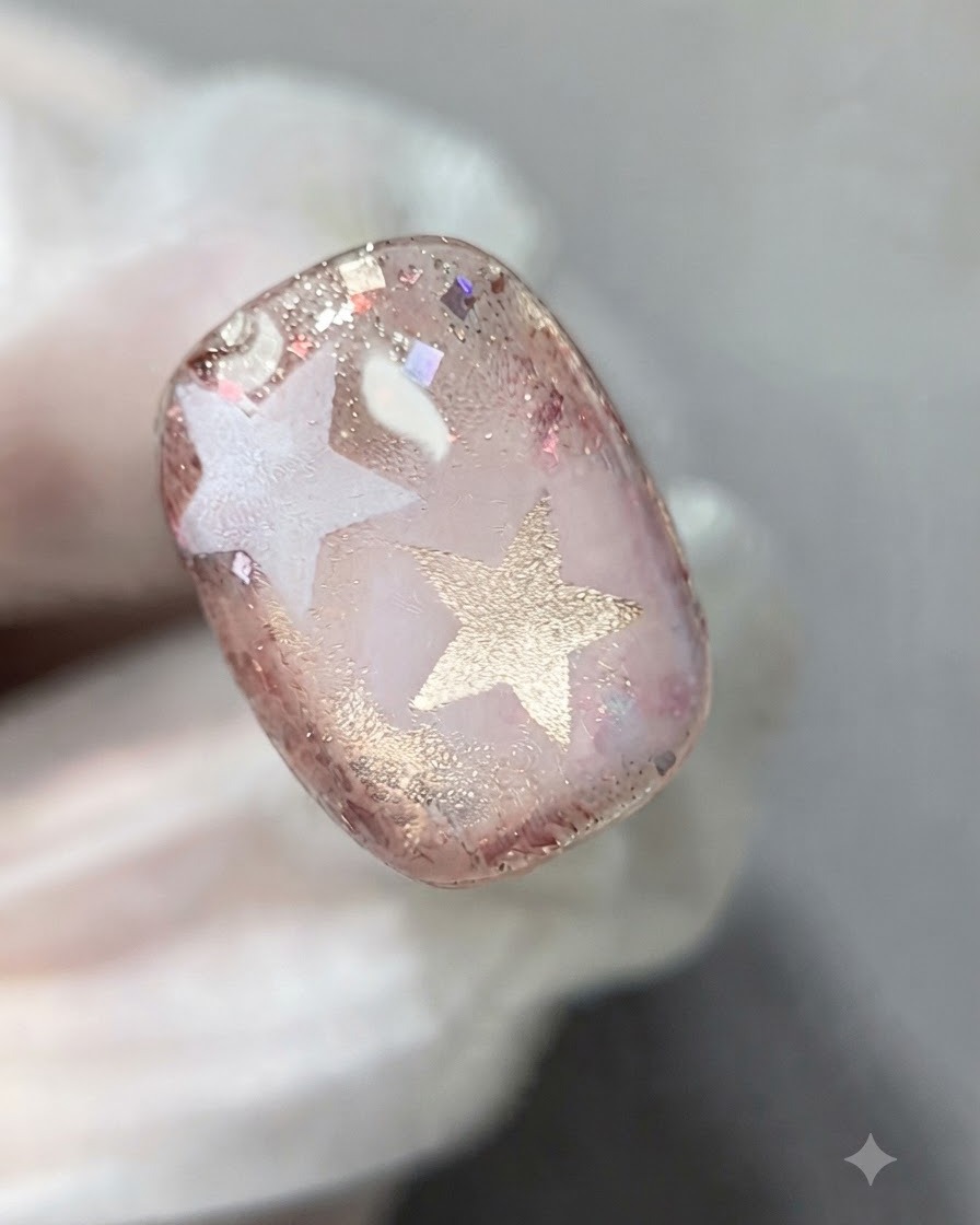 Une couche de gel de construction transparent appliquée pour lisser la surface texturée des paillettes.