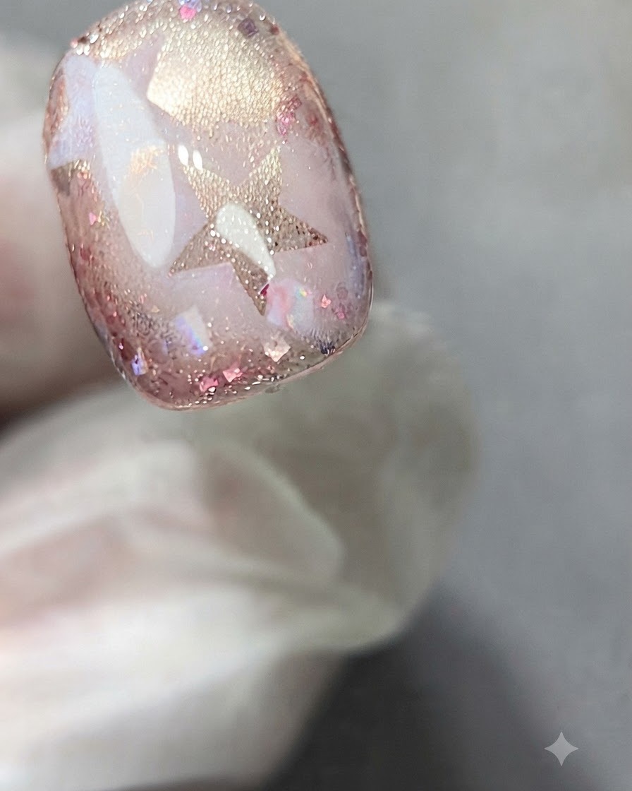 Une éponge tamponnant délicatement du gel blanc sur un autocollant étoile dun ongle décoré.