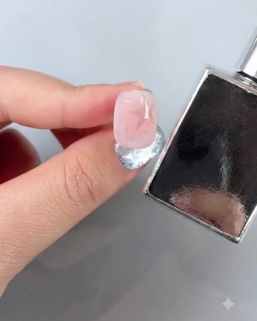 Un ongle manucuré positionné près dune lampe de catalysation pendant 45 secondes.