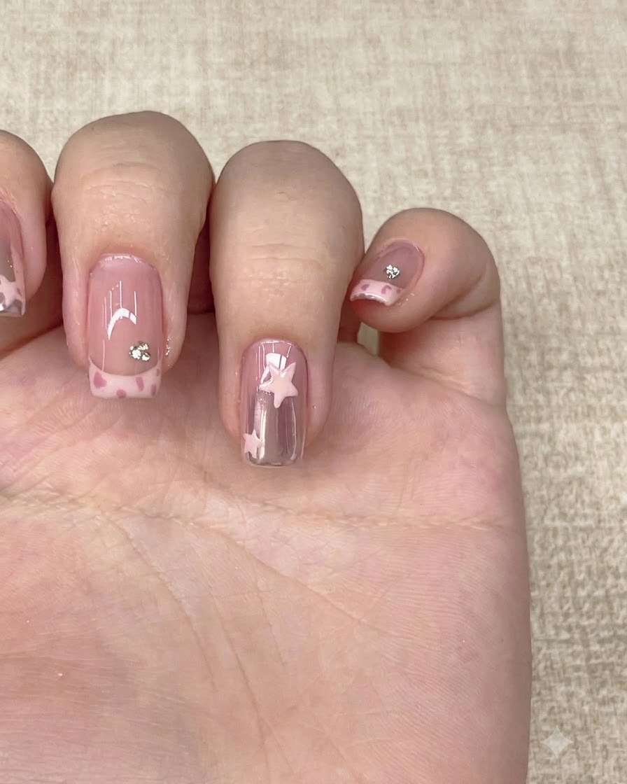 Un pinceau à top coat transparent parachevant une main manucurée avec nail art.