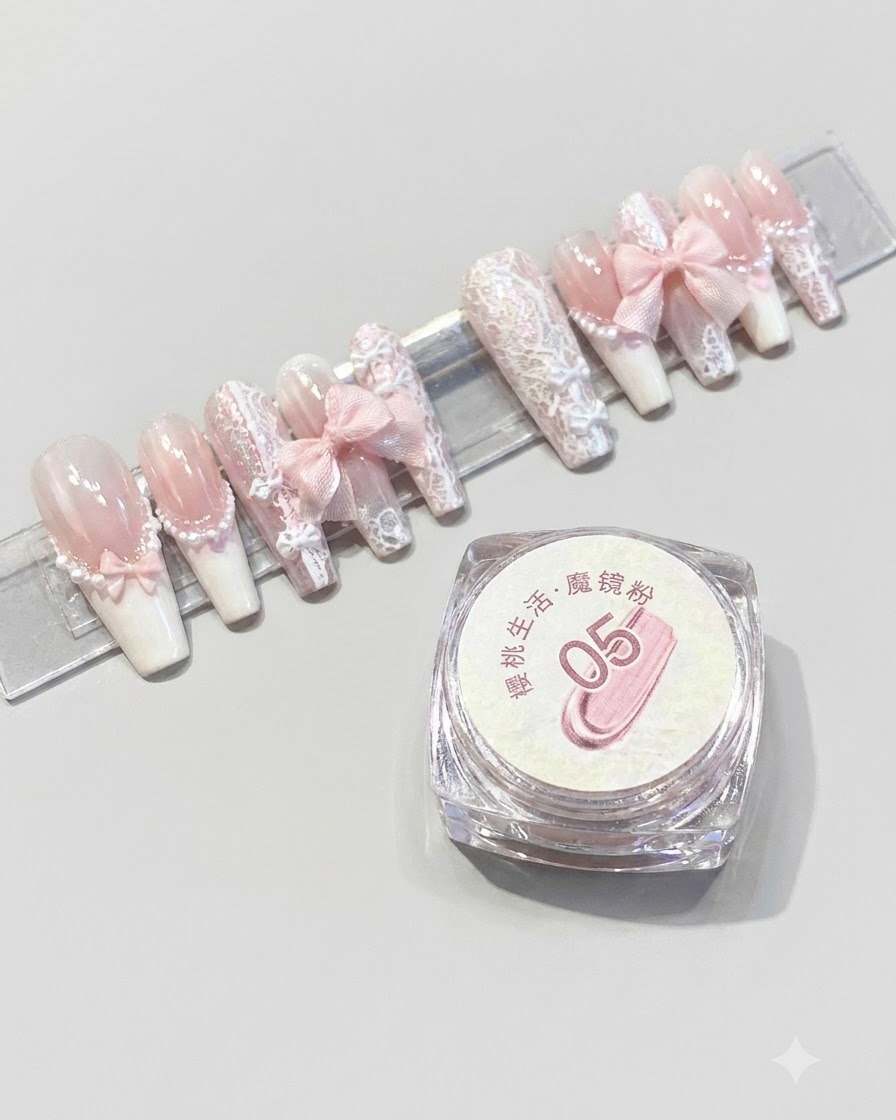 Un contenant de poudre miroir magique Cherry Life numéro 05 placé à côté dun présentoir de faux ongles roses finis.