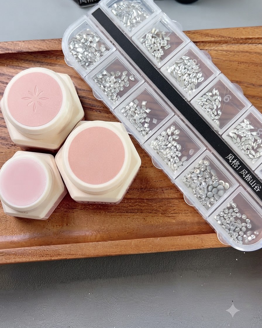 Un pinceau à ongles appliquant une base de gel rose nude délicate sur une plaque dongle préparée.
