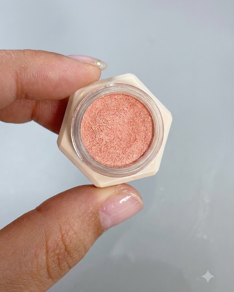 Un petit pinceau dapplication déposant du gel coloré au centre dun ongle pour former un dégradé blush.
