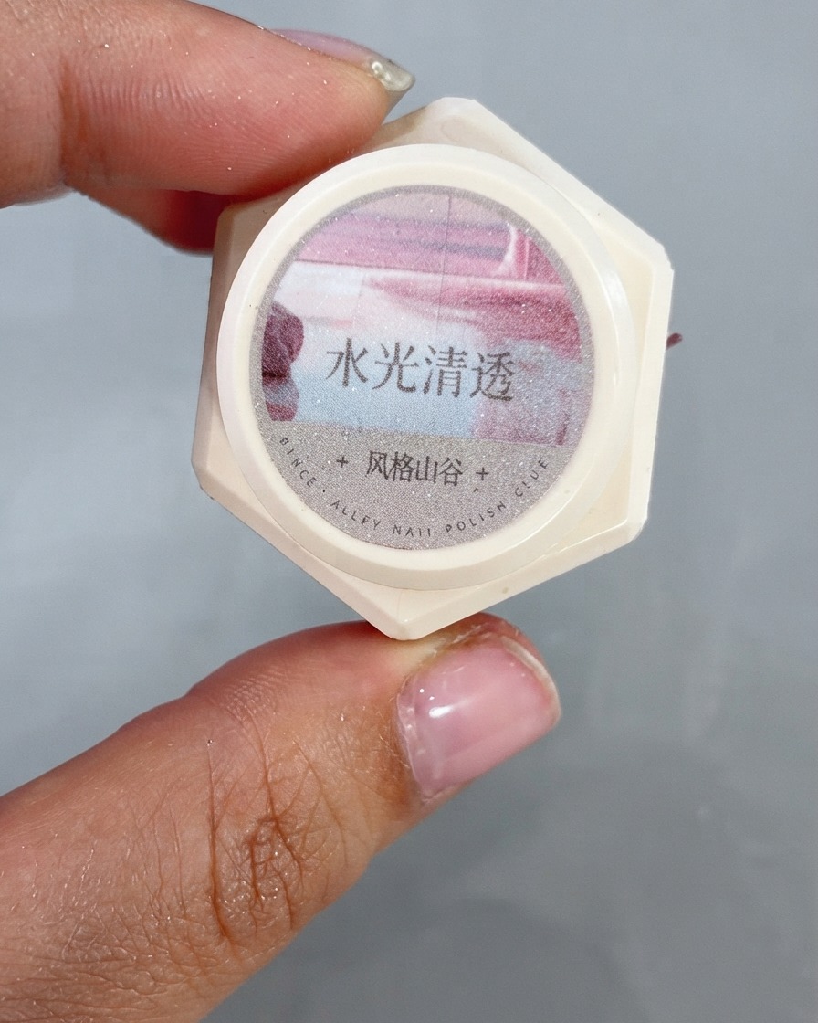 Un pinceau à ongles appliquant du gel water clear 01 près de la pointe avant dun ongle.