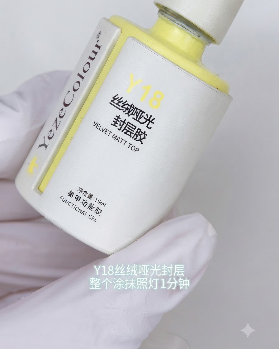 Un flacon de top coat velvet mate Y18 tenu dans une main gantée avec des étiquettes de texte coréen visibles.